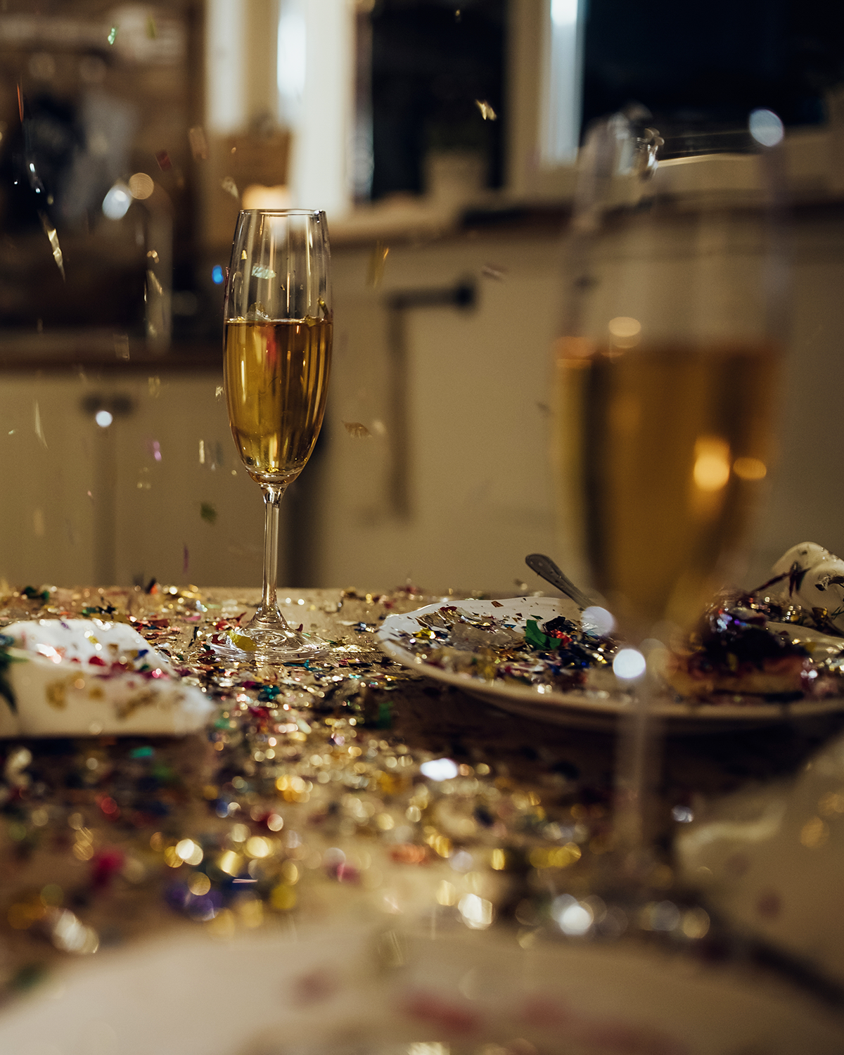 hangover dopo una festa con bicchieri di vino e coriandoli sulla tavola