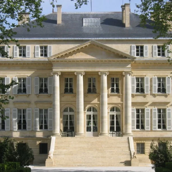 Facciata neoclassica di Château Margaux nel Médoc, immagine di copertina