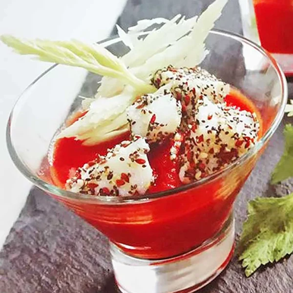 Vellutata fredda Bloody Mary con merluzzo croccante e sedano bianco
